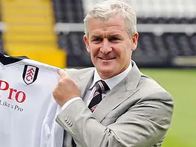 Manajer baru Fulham Mark Hughes berpose dengan kostum The Cottagers dalam acara sesi foto di Craven Cottage, London, 3 Agustus 2010. AFP PHOTO / BEN STANSALL 