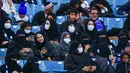 Sejumlah wanita menonton pertandingan sepak bola antara Al-Hilal melawan Al-Ittihad di King Fahd International Stadium di Riyadh (13/1). Akhirnya wanita di Arab Saudi dibolehkan menonton pertandingan olahraga secara langsung. (AFP Photo/Ali Al-Arifi)