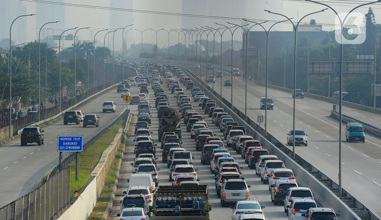 Bukan hanya polusi udara, kemacetan lalu lintas di Jakarta juga dinilai memburuk. (merdeka.com/Arie Basuki)
