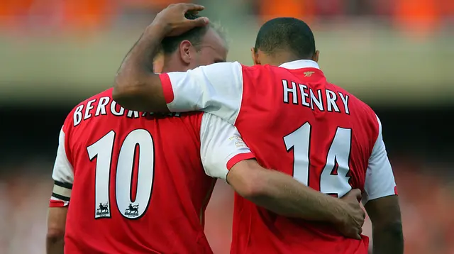 Dennis Bergkamp dan Thierry Henry menjadi duet yang mampu antarkan Arsenal meraih tiga gelar juara, yaitu gelar Liga Inggris musim 2002/2003 dan dua Piala FA. Raihan gelar Liga Inggris semakin istimewa, sebab The Gunners tak pernah menelan kekalahan dalam satu musim. (Foto: AFP/Odd Andersen)