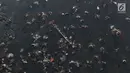Sampah dan lumpur muncul ke permukaan di aliran Kanal Banjir Timur yang surut di Jakarta, Selasa (9/10). Berkurangnya debit air akibat musim kemarau menyebabkan sampah yang mengendap tampak ke permukaan. (Liputan6.com/Immanuel Antonius)
