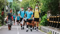 (Dari kiri), Rizky Ridho, Pratama Arhan, dan Nadeo Argawinata bersama para skuat Timnas Indonesia berjalan menuju lokasi latihan di Stadion Gelora Samudra Kuta, Bali. (Bola.com/Maheswara Putra)