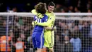 Ekspresi kemenangan dua pemain Chelsea, Thibaut Courtois (kanan) dan David Luiz usai timnya melawan Manchester City pada lanjutan Premier League di Stamford Bridge stadium (5/4/2017). Chelsea menang 2-1. (AP/Kirsty Wigglesworth)
