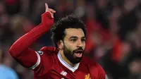 Selebrasi pemain Liverpool, Mohamed Salah setelah mencetak gol ke gawang Manchester City pada leg pertama perempat final Liga Champions di Anfield, Liverpool, Inggris, Rabu (4/4). Liverpool menang tiga gol tanpa balas. (Anthony Devlin/AFP)