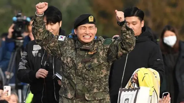 7 Potret Terbaru Taeyang dan Daesung Big Bang Usai Wamil, Disambut Haru Bahagia