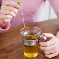 Seorang cewek pilih curhat di kantong teh daripada buku harian. (Sumber foto: leaf.tv)