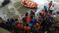 Tim SAR menemukan jasad pria tak dikenal yang tewas tenggelam di Sungai Ciliwung, Bogor, Selasa (9/1/2018). (Liputan6.com/Achmad Sudarno)