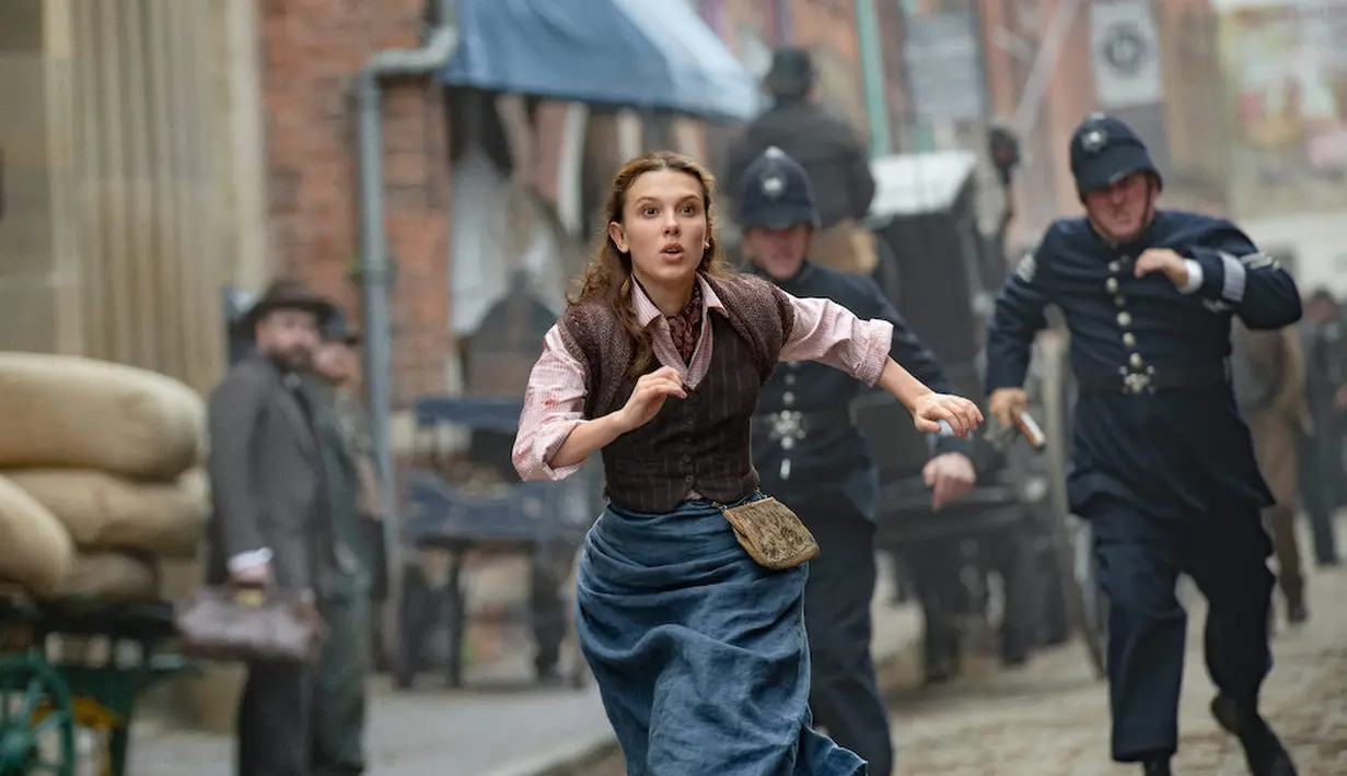 Pabrik-pabrik kumuh di London ke gedung konser mewah hingga dunia masyarakat kelas atas dan lokasi legendaris 221B Baker Street menjadi dunia baru yang ditemui Enola. (Foto: Netflix)