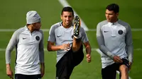 Tiga pemain PSG asal Brasil, Neymar, Marquinhos dan Thiago Silva saat mengikuti latihan di Saint-Germain-en-Laye, Paris (26/9). PSG akan bertanding melawan Bayern Munchen pada grup B Liga Champions. (AFP Photo/Franck Fife)