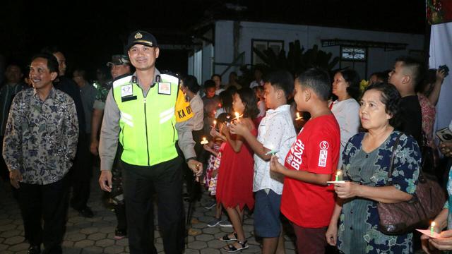 Anak-anak menyalakan lilin menyambut rombongan patroli FKUB NKRI Kebumen. (Foto: Liputan6.com/Muhamad Ridlo)