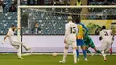 Eksekusi penalti yang diambil langsung oleh Karim Benzema berjalan mulus. Real Madrid pun berhasil unggul 1-0 dan bertahan hingga babak pertama usai. (AFP/Giuseppe Cacace)