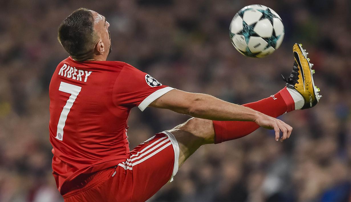 Gelandang Bayern Munchen, Franck Ribery, mengontrol bola saat melawan Anderlecht pada laga Liga Champions di Stadion Allianz Arena, Munchen, Selasa (12/9/2017). Munchen menang 3-0 atas Anderlecht. (AFP/Guenter Schiffmann)