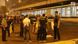 Sejumlah petugas berada di lokasi terjadinya ledakan di sekitar Terminal Kampung Melayu, Jakarta, Rabu (24/5). Kapolres Jakarta Timur Kombes Andry Wibowo mengatakan sejauh ini ada 3 korban jiwa akibat ledakan tersebut. (Liputan6.com/Angga Yuniar)