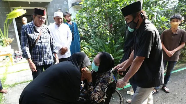 Bersahabat, Ini 6 Momen Histeris Connie Sutedja Takziah Mendiang Nani Wijaya