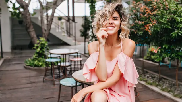 14 Cara Merawat Rambut Sehat untuk Si Pemilik Curly Hair agar Lembut dan Bebas Kusut