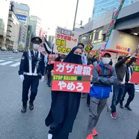 Zaskia Adya Mecca sedang berada di Jepang. Saat sedang di Ginza, Tokyo terdengar suara keras kumpulan orang menyuarakan aksi bela Palestina. Istri Hanung itu tak kuasa menahan air mata dan kemudian ikut bergabung. [Instagram/zaskiadyamecca]