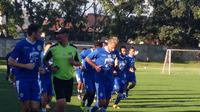 Persib bersama pelatih sementara, Herrie Setiawan, saat latihan, Kamis (10/8/2017), jelang keberangkatan ke Malang untuk melawan Arema. (Bola.com/Erwin Snaz)