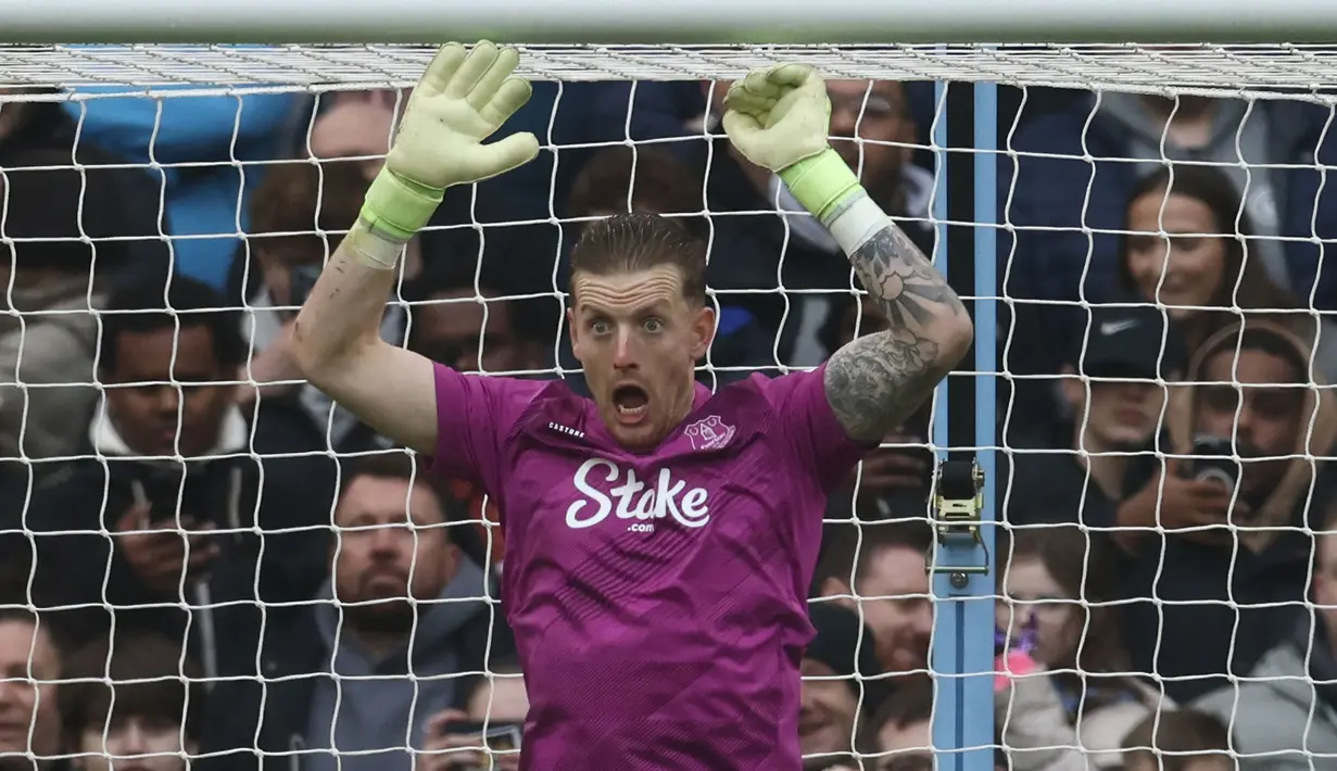 Kiper Manchester City, Jordan Pickford melakukan psywar saat pemain Manchester City, Erling Haaland bersiap melakukan tendangan penalti pada laga lanjutan Liga Inggris 2024/2025 di Etihad Stadium, Manchester, Inggris, Kamis (26/12/2024). (AFP/Darren Staples)