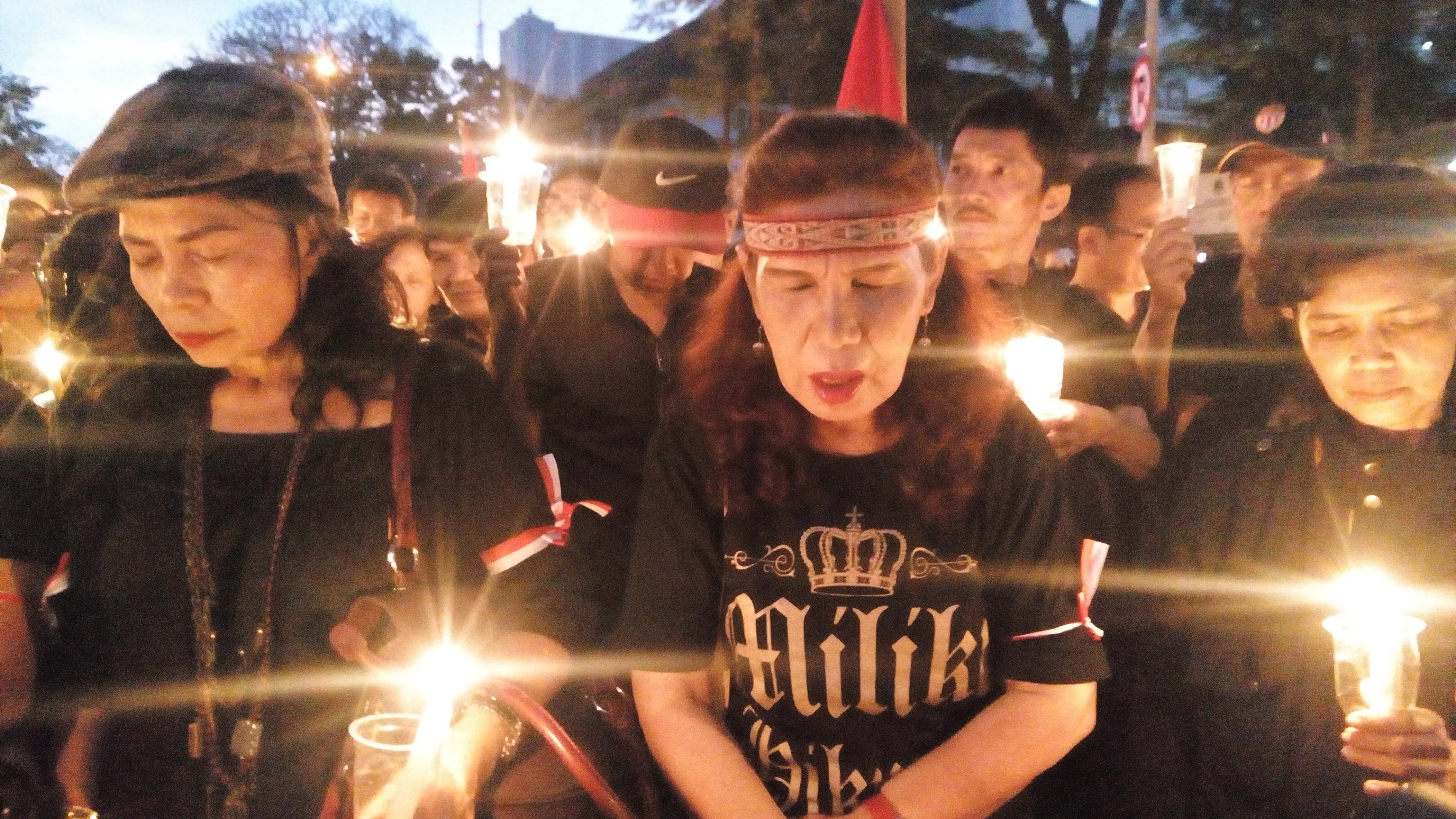 Ribuan warga Bandung menyalakan lilin untuk NKRI. (Liputan6.com/Huyogo Simbolon)