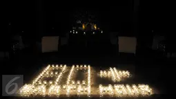 Lilin berbentuk tulisan 60+ Earth Hour di lobi Hotel Sheraton Grand Jakarta, Gandaria City, Sabtu (25/3). Sheraton Grand Jakarta Gandaria City Hotel ikut berpartisipasi dalam meramaikan acara Earth Hour 2017 selama satu jam. (Liputan6.com/Yoppy Renato)