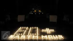 Lilin berbentuk tulisan 60+ Earth Hour di lobi Hotel Sheraton Grand Jakarta, Gandaria City, Sabtu (25/3). Sheraton Grand Jakarta Gandaria City Hotel ikut berpartisipasi dalam meramaikan acara Earth Hour 2017 selama satu jam. (Liputan6.com/Yoppy Renato)