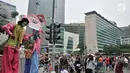 Badut menyosialisasikan sistem tilang Electronic Traffic Law Enforcement (ETLE) kepada pengunjung car free day (CFD) di Bundaran HI, Jakarta, Minggu (25/11). Sosialisasi ini untuk memperkenalkan sistem ETLE kepada masyarakat. (Merdeka.com/Iqbal Nugroho)