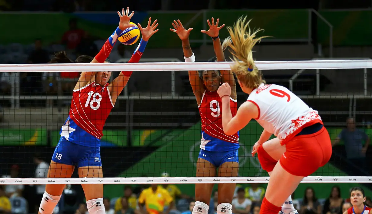 Atlet voli asal Serbia, Brankica Mihajlovic (kanan) melakukan smash saat laga melawan Puerto Rico di Olimpiade Rio 2016, Brasil pada 8 Agustus 2016. (REUTERS / Marcelo del Pozo)