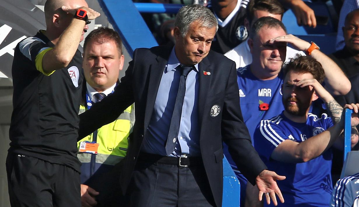 Jose Mourinho kecewa dengan keputusan wasit saat Chelsea menjamu Liverpool dalam laga Liga Premier Inggris di Stadion Stamford Bridge, London, (31/10/2015). (AFP Photo/Justin Tallis)