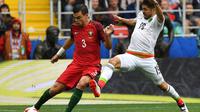 Bek Portugal Pepe (kiri) beraksi melawan Meksiko pada perebutan tempat ketiga Piala Konfederasi 2017 di Otkrytiye Arena, Moskow, Minggu (2/7/2017). (AFP/Yuri Kadobnov)