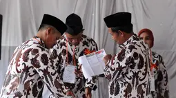 Petugas KPPS mengecek keabsahan surat suara Pilkada DKI Jakarta di TPS 027 Kebagusan, Jakarta, Rabu (15/2). Ahok-Djarot unggul dengan 254 suara sementara Anies-Sandi 207 serta AHY-Sylvi 85. (Liputan6.com/Helmi Fithriansyah)