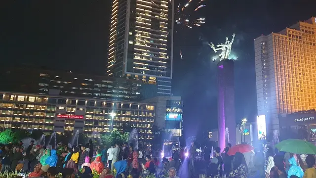 Suasana Malam di Bundaran HI