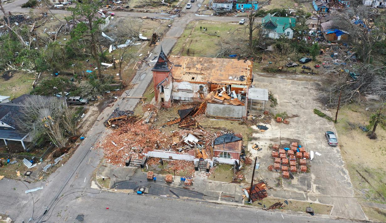 Gambar yang diambil dengan drone ini menunjukkan kerusakan akibat tornado di Selma, Alabama, Amerika Serikat, 13 Januari 2023. Sebanyak enam orang dilaporkan tewas akibat tornado di Alabama. (DroneBase via AP)