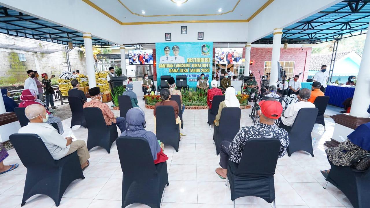 Lewat Video Call, Gubernur Jatim Monitor Penyaluran BLT Dana Desa di Banyuwangi