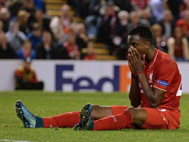 Striker Liverpool Asal Belgia Daniel Origi  kecewa setelah gagal  mencetak gol saat Liverpool menjamu FC Sion dalam lanjutan Liga Europa UEFA  grup B di Anfield, Jumat (2/10/2015. Liverpool ditahan 1-1 FC Sion. AFP Photo / Oli Scarff