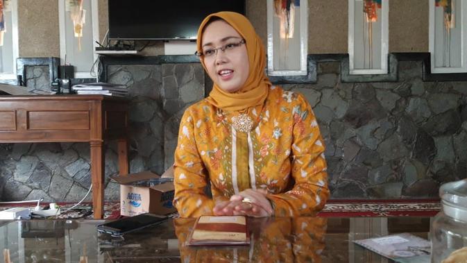 Anne Ratna Mustika menjadi Bupati Purwakarta perempuan pertama yang juga merupakan istri Bupati Purwakarta sebelumnya, Dedi Mulyadi. (/Abramena)