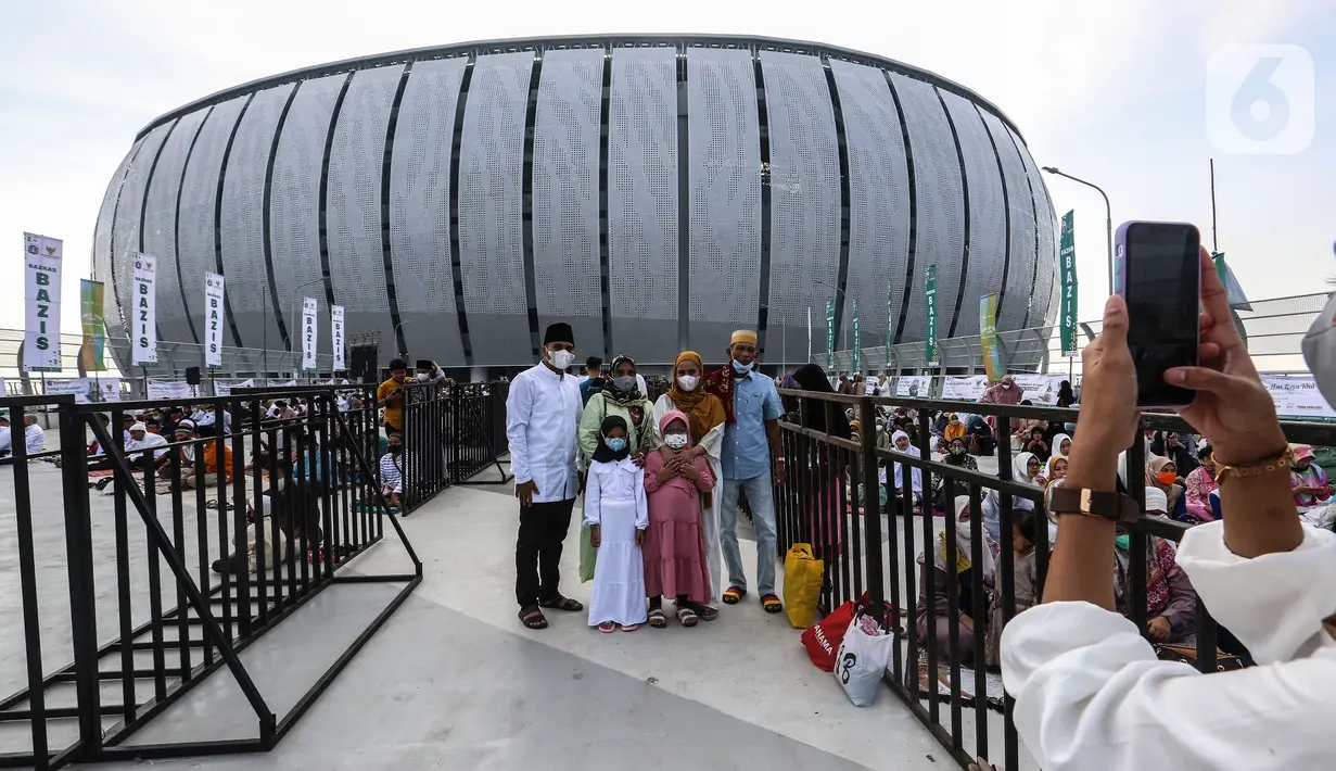 <p>Warga foto sebelum melaksanakan sholat Id 1 Syawal 1443 Hijriah di Stadion Jakarta Internasional Stadium, Senin (2/5/2022). Pemerintah Indonesia menetapkan Hari Raya Idul Fitri 1443 Hijriah jatuh pada tanggal 2 Mei 2022. (Liputan6.com/Johan Tallo)</p>