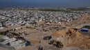Aktivitas pekerja Mesir yang menggunakan alat berat untuk mencari jenazah para sandera di Kota Hamad, Khan Younis, di Jalur Gaza selatan, Selasa 28 Oktober 2025. Menggunakan alat berat, pekerja Mesir terus melanjutkan upaya pencarian jenazah para sandera di wilayah Gaza. (AP Photo/Abdel Kareem Hana)