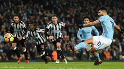 Pemain Manchester City, Sergio Aguero mencetak gol ke gawang Newcastle United melalui tendangan penalti pada pertandingan pekan ke-24 Premier League di Etihad Stadium, Minggu (21/1). Hat-trick Aguero memastikan Manchester City menang 3-1. (AP/Rui Vieira)