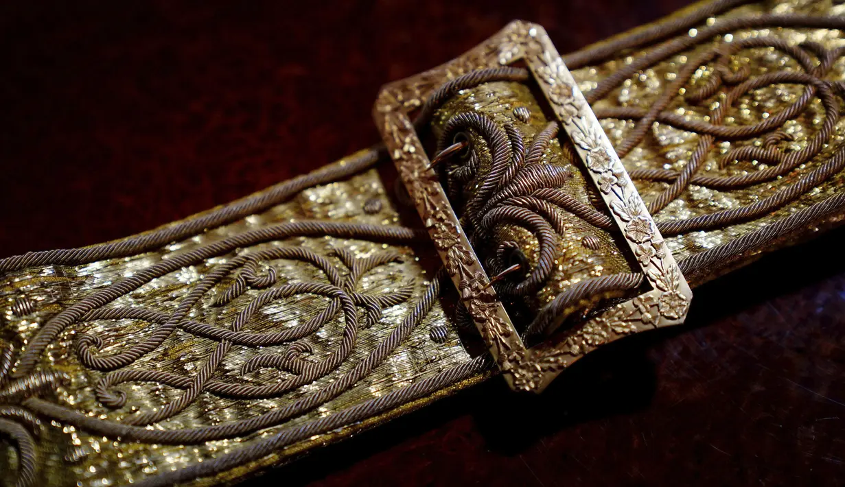 Pakaian ini dibuat untuk kakek buyutnya, George V, pada tahun 1911, dan dikenakan pada penobatan berikutnya, termasuk oleh Elizabeth II. (Victoria Jones/PA via AP)