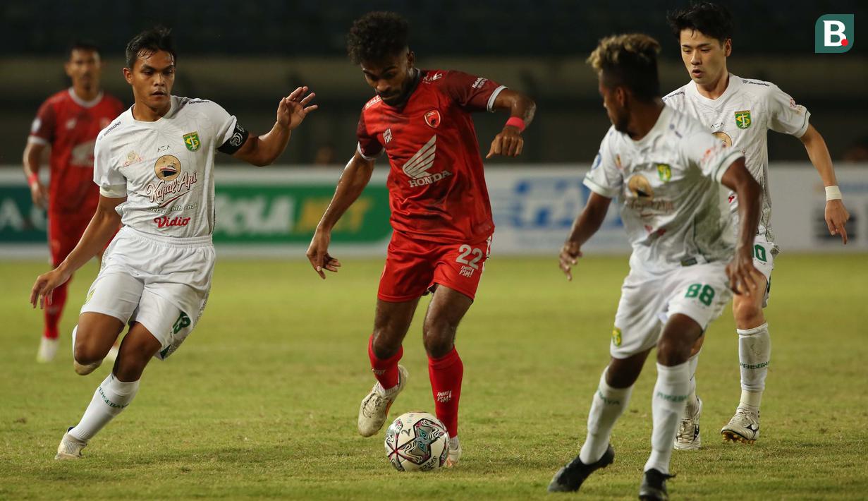 Hanya semenit kemudian, PSM menambah keunggulan. Yakob Sayuri berhasil memanfaatkan bola liar hasil tendangan rekan satu timnya untuk menjadi gol tambahan bagi PSM Makassar. (Bola.com/Ikhwan Yanuar)