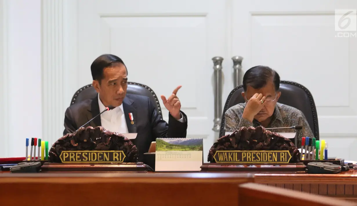 Presiden Joko Widodo didampingi Wakil Presiden Jusuf Kalla (kanan) memimpin rapat terbatas (ratas) di Kantor Presiden, Jakarta, Rabu (11/9/2019). Ratas bertema 'Perbaikan Ekosistem Investasi' ini dilakukan Jokowi beserta para menteri guna merumuskan kebijakan konkret. (Liputan6.com/Angga Yuniar)