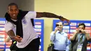 Gaya bek Timnas Inggris, Ashley Young saat bermain bowling di pusat media Inggris di Repino, dekat St. Petersburg, Rusia, Senin (9/7). Inggris akan menghadapi Kroasia dalam semifinal Piala Dunia 2018. (PAUL ELLIS/AFP)