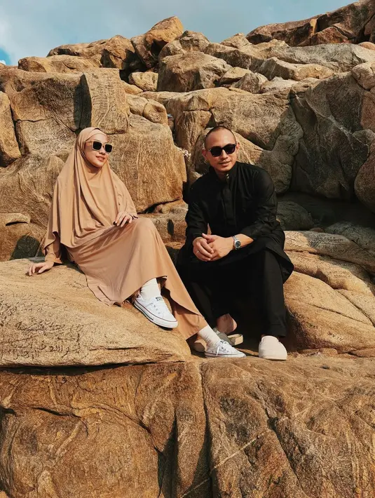 "MasyaAllah cantik bgt bcl pake hijab," tulis ilmaazmi. "sumpah unge cantikny nambah ++++ klo pke hijabbb. Smoga bisa istiqomah spulangny nanti yaaa," tulis rachma_mufida0527. "Masyaallah Tabarakallah KK Unge, cantik maksimal..," tulis nizacutniza. [Instagram/itsmebcl]