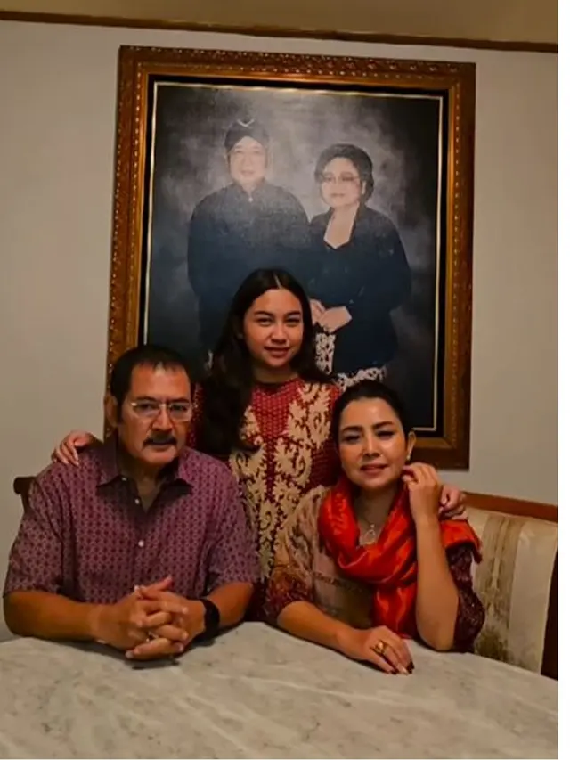 6 Potret Mayangsari dan Bambang Trihatmodjo Ziarah Makam Soeharto, Ajak Khirani