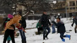 Anak pengungsi Suriah tampak bermain lempar-lemparan salju di Aley, Lebanon, Jumat (1/12/2016). Badai salju di Lebanon menambah kesengsaraan puluhan ribu pengungsi Suriah yang tinggal di tempat penampungan sementara wilayah tersebut. (REUTERS/Jamal Saidi)
