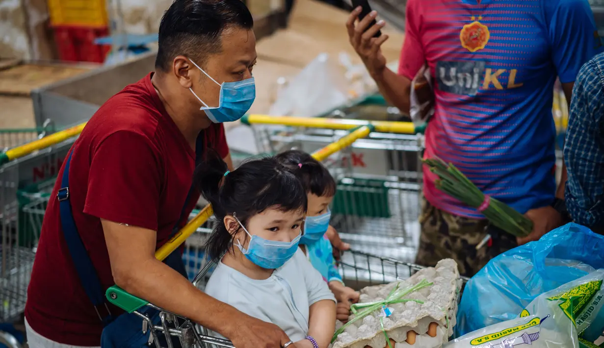 Warga berbelanja di sebuah supermarket di Kuala Lumpur, Malaysia, Selasa (17/3/2020). Malaysia memberlakukan kebijakan restriktif komprehensif termasuk menutup toko-toko dan sekolah-sekolah serta menerapkan larangan perjalanan dalam upaya membatasi penyebaran virus corona COVID-19. (Xinhua/Zhu Wei)
