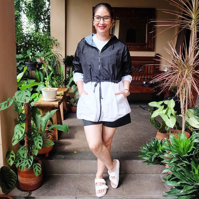 Jarang Tersorot, Ini 7 Potret Terbaru Novita Angie yang Hobi Berkebun