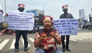 Protes Rekening Botok Diblokir, Warga Depok Bakar Kartu ATM di Jalan