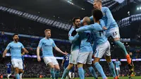 Para pemain Manchester City merayakan gol Bernardo Silva saat melawan Chelsea pada lanjutan Premier League di Etihad Stadium, Manchester, (4/3/2018). Manchester City menang 1-0.  (AFP/Anthony Devlin)