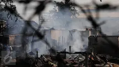 Warga mencoba memadamkan api saat kebakaran di kawasan padat penduduk Bukit Duri, Jakarta, Kamis (24/12). Kebakaran yang menghanguskan sekitar 70 petak rumah itu masih dalam penyelidikan pihak terkait. (Liputan6.com/Helmi Afandi)